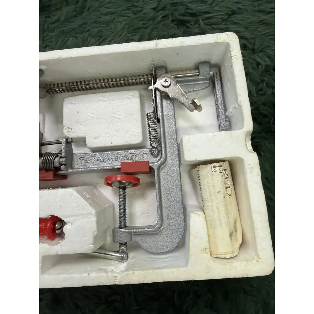 The Pampered Chef Apple Peeler Corer Slicer Manual Crank Clamp Base Vintage